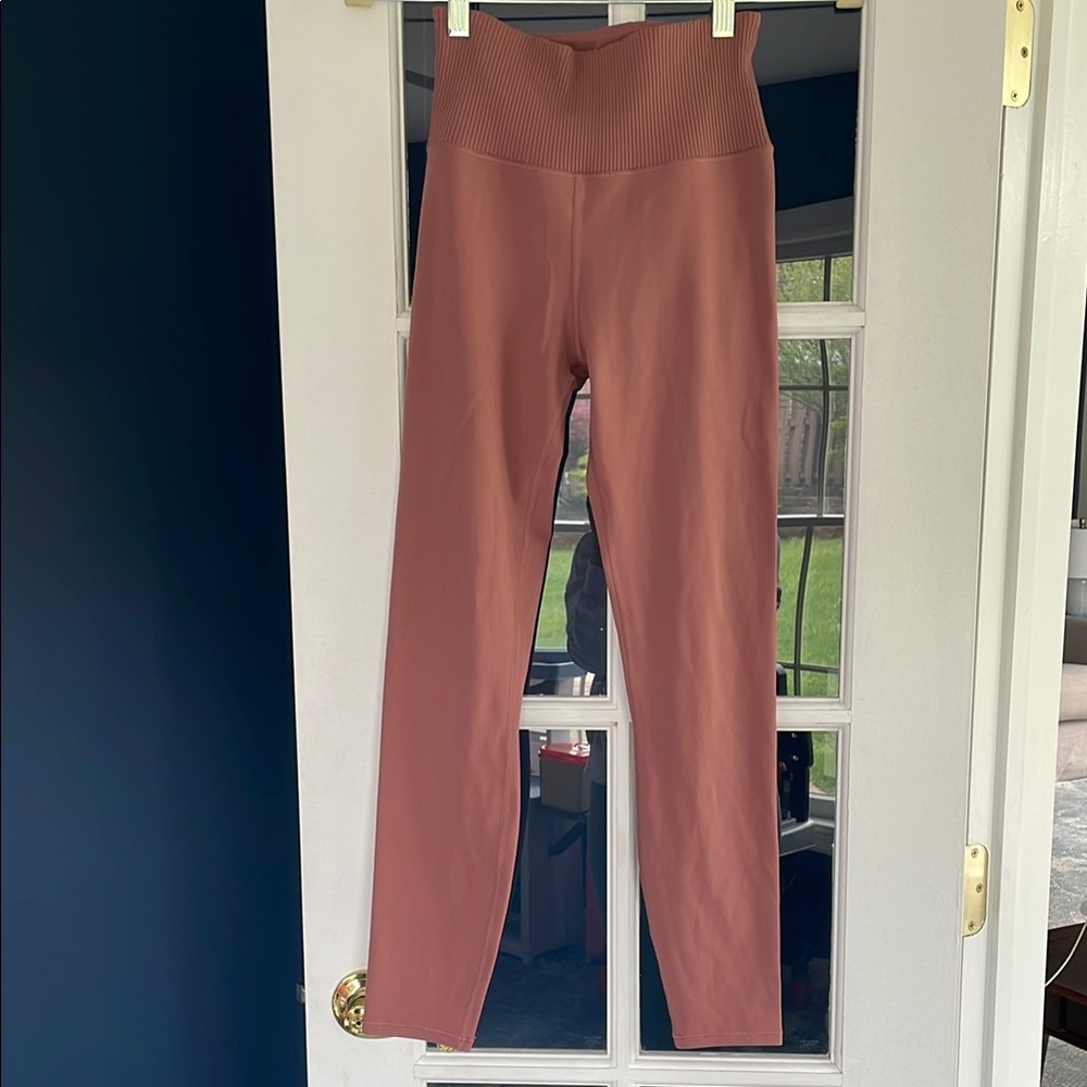 Like new- Vuori Women's High-Waisted 7/8 Leggings